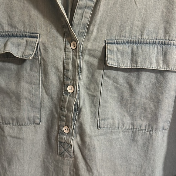 Old Navy Denim Chambray Button Down Shirt with Roll-Up Sleeves Size Small Petite - Picture 4 of 6